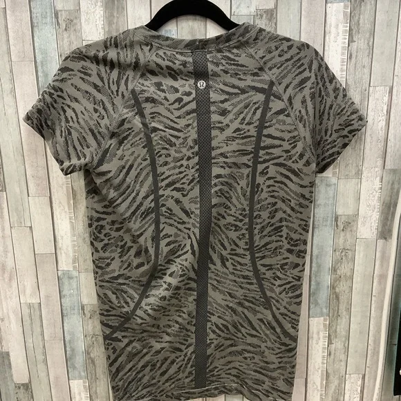 Lululemon Swiftly Tech Short Sleeve 2.0, Primal Clash Black/ Gull Grey Sz 10 - Picture 3 of 4